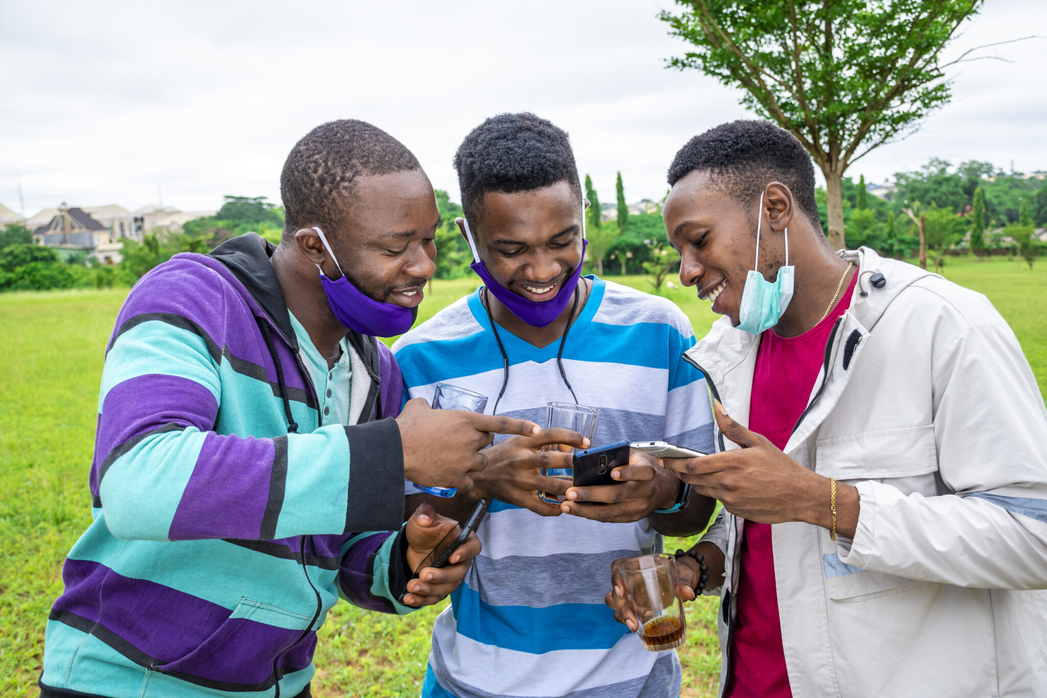 Groupe d'amis africains au parc — vie communautaire
